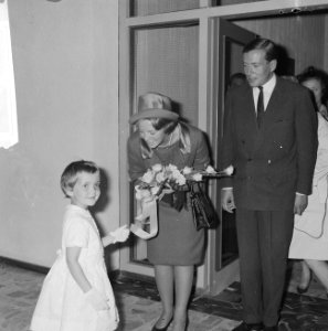 Prinses Beatrix en Claus brachten bezoek aan Den Haag , Jacqueline geeft prinses, Bestanddeelnr 918-1595