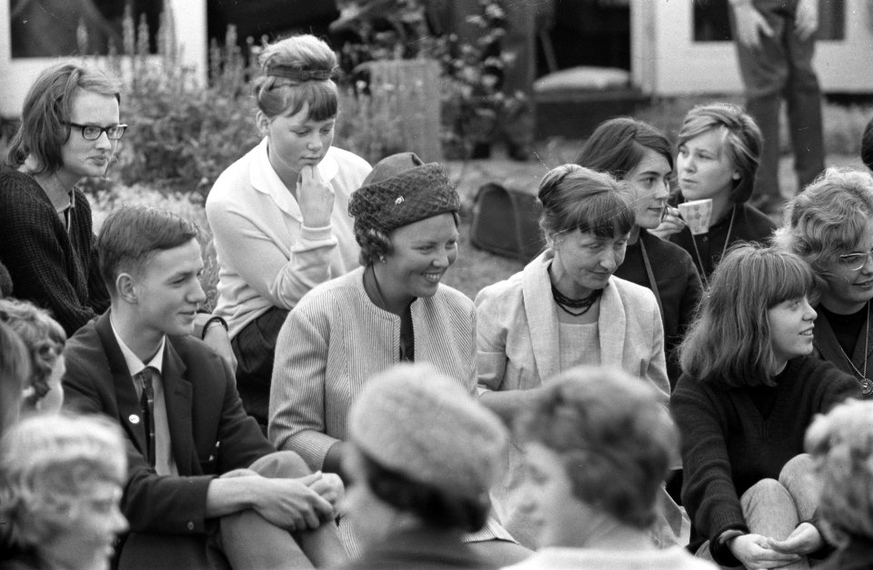 Prinses Beatrix bracht bezoek aan het jeugdfestival Velp Theedrinken in de tuin, Bestanddeelnr 914-2447