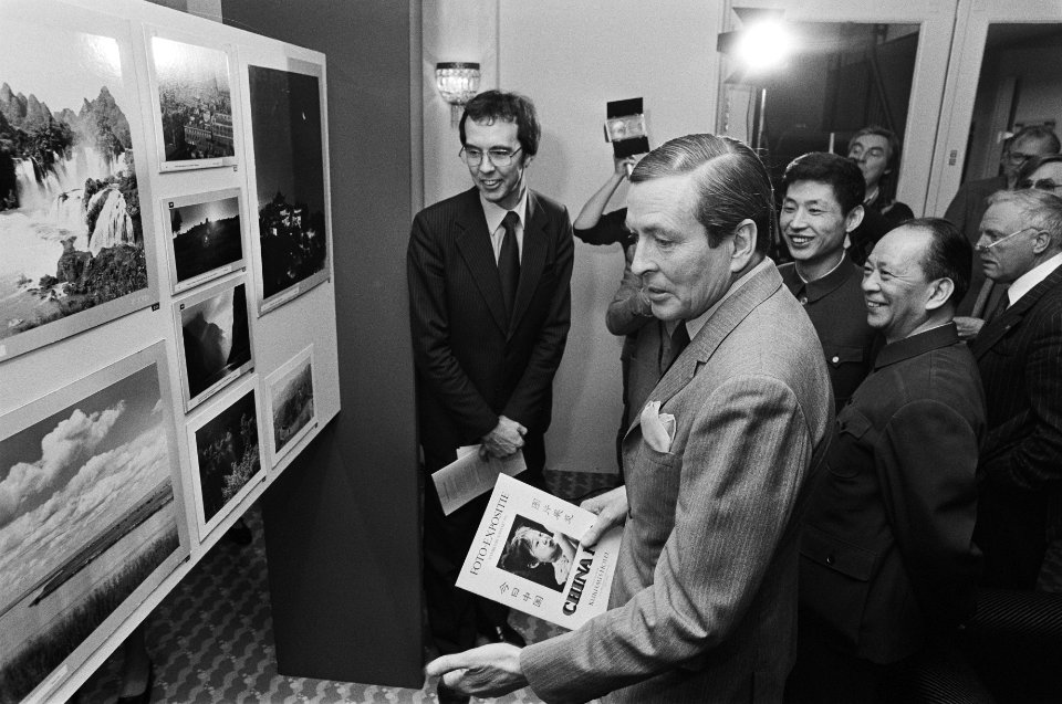 Prins Claus woonde opening van fototentoonstelling China Nu in het Kurhaus te , Bestanddeelnr 931-9680