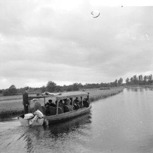 Prinses Beatrix bracht bezoek aan Giethoorn De prinses in de punter, Bestanddeelnr 915-5650