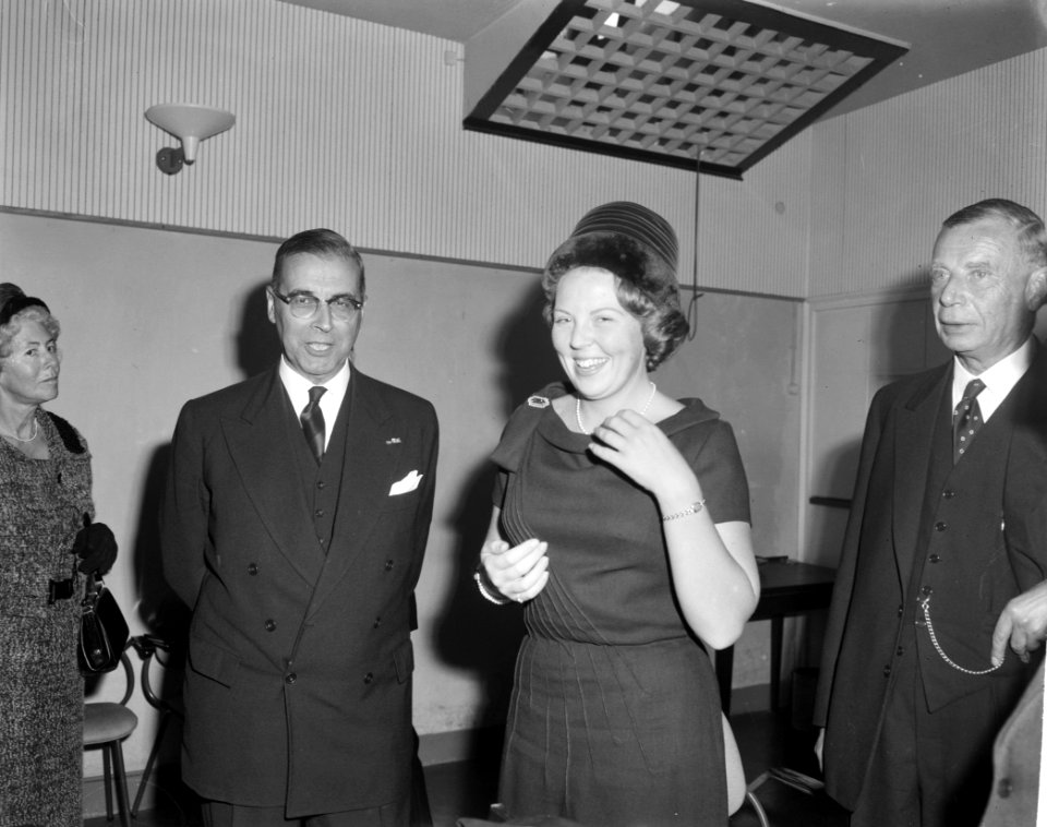 Prinses Beatrix- bij 10 jarige Orde van Advokaten in de Westerkerk te Amsterdam, Bestanddeelnr 914-3468
