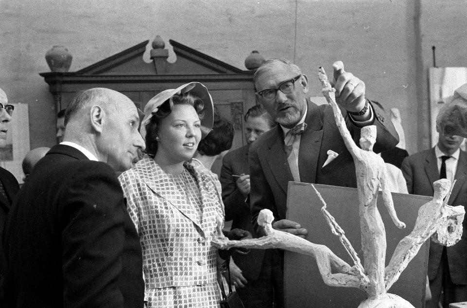 Prinses Beatrix bezoekt Limburg, Prinses Beatrix krijgt een beeld van Peter Roov, Bestanddeelnr 911-2267