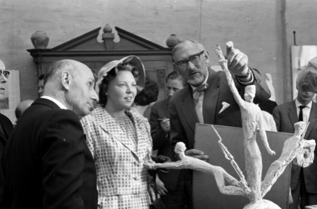 Prinses Beatrix bezoekt Limburg, Prinses Beatrix krijgt een beeld van Peter Roov, Bestanddeelnr 911-2267
