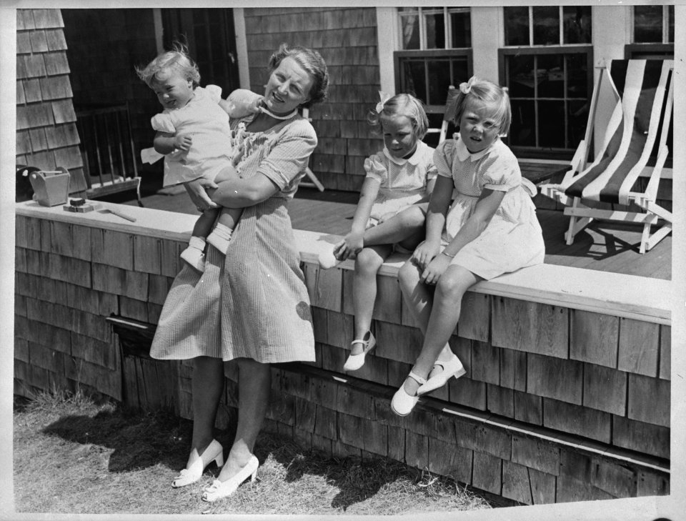 Prinses Juliana en haar drie dochters in Chatham (Massachusetts), waar zij de zo, Bestanddeelnr 934-8403