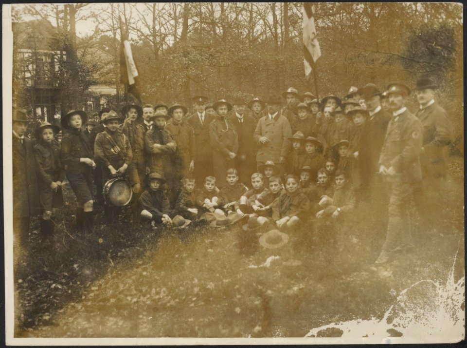 Prins Hendrik temidden van een grote groep padvinders, burgers en militairen, Bestanddeelnr 158-2260