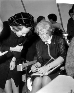 Prinses Beatrix bij het openen van paviljoen De Schelp te Scheveningen de prins, Bestanddeelnr 918-4997