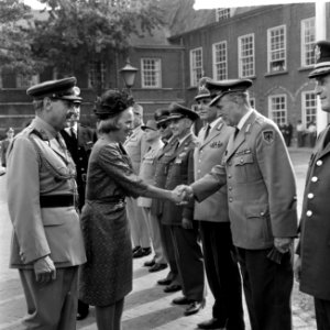 Prinses Beatrix bezoekt KMA te Breda, Prinses Beatrix, Bestanddeelnr 916-8454