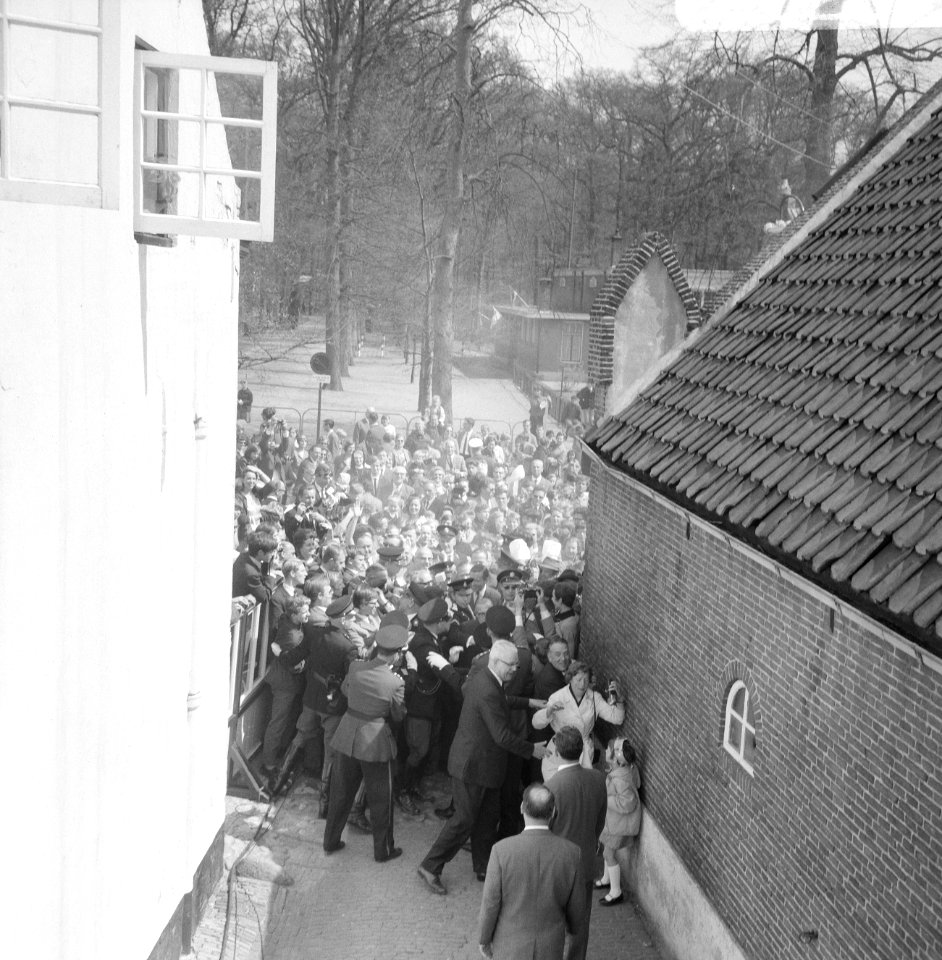Prins Claus op weg naar de studio. Omstanders worden opzijgeduwd, Bestanddeelnr 920-2811