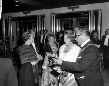 Prinses Beatrix bij opening nieuwe stadsschouwburg te Eindhoven, aankomst Prinse, Bestanddeelnr 916-9614