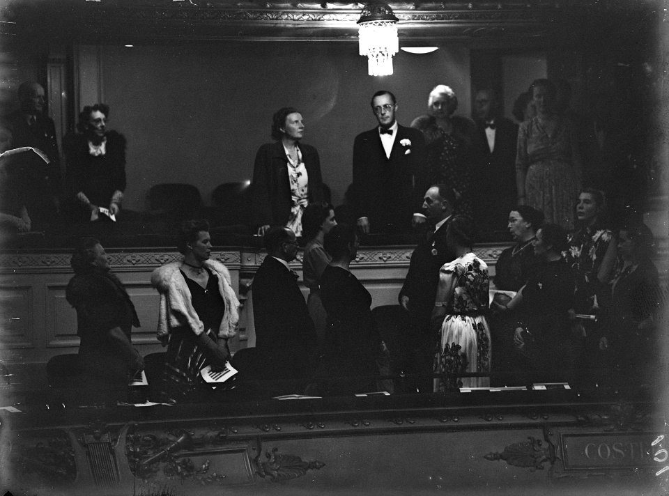 Prinses Juliana en prins Bernhard in de stadsschouwburg in Amsterdam, bij de eer, Bestanddeelnr 900-0101