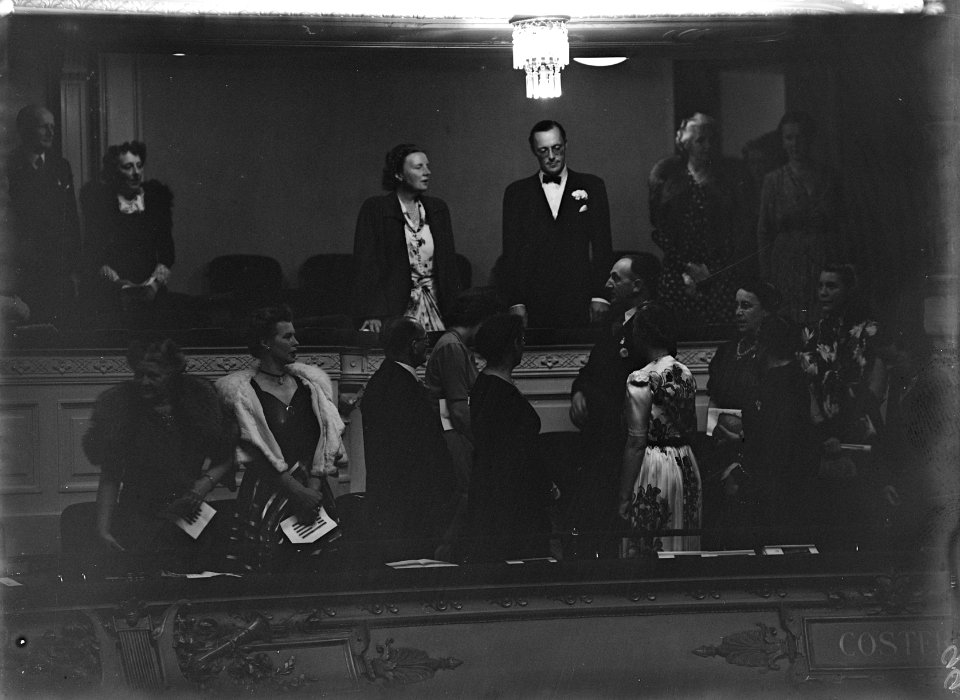 Prinses Juliana en prins Bernhard in de stadsschouwburg in Amsterdam, bij de eer, Bestanddeelnr 900-0099
