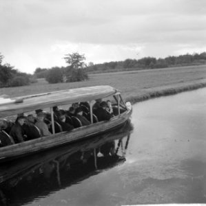 Prinses Beatrix bracht bezoek aan Giethoorn De prinses in de punter, Bestanddeelnr 915-5654