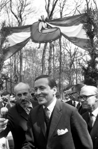 Prins Claus voor hek van Kasteel Drakenstein , in poort hangt wiegje, Bestanddeelnr 920-2795