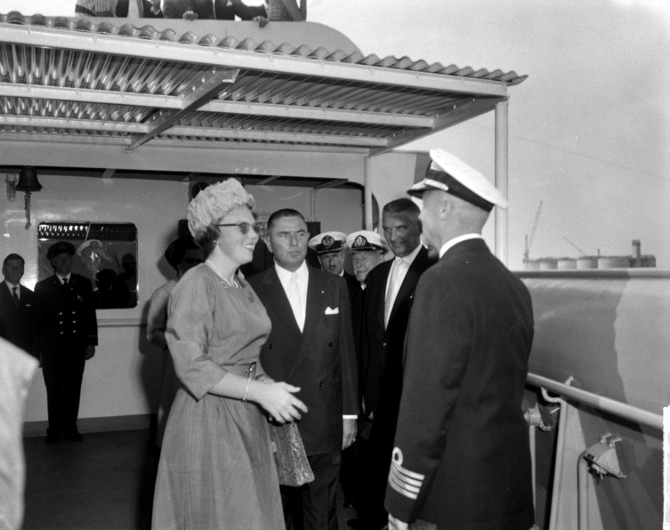 Prinses Beatrix doopte grootste tanker Esso Den Haag op Noordzee, Bestanddeelnr 915-3336