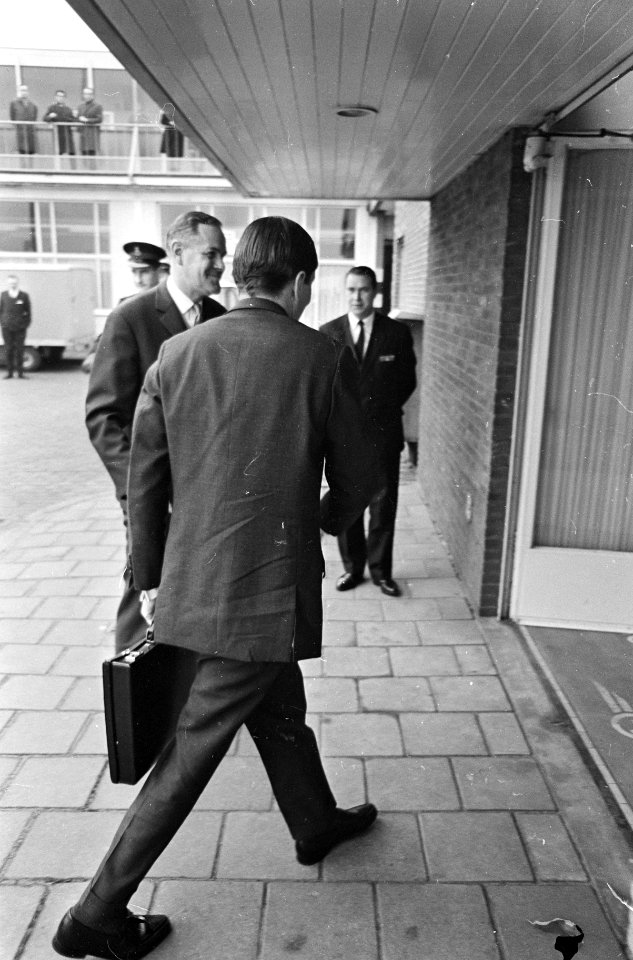 Prins Claus van Schiphol vertrokken, prinselijk paar verlaat wachtkamer, Bestanddeelnr 920-0147