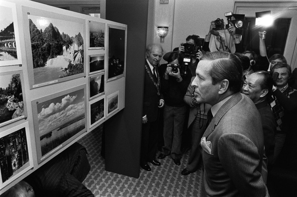 Prins Claus woonde opening van fototentoonstelling China Nu in het Kurhaus te , Bestanddeelnr 931-9679