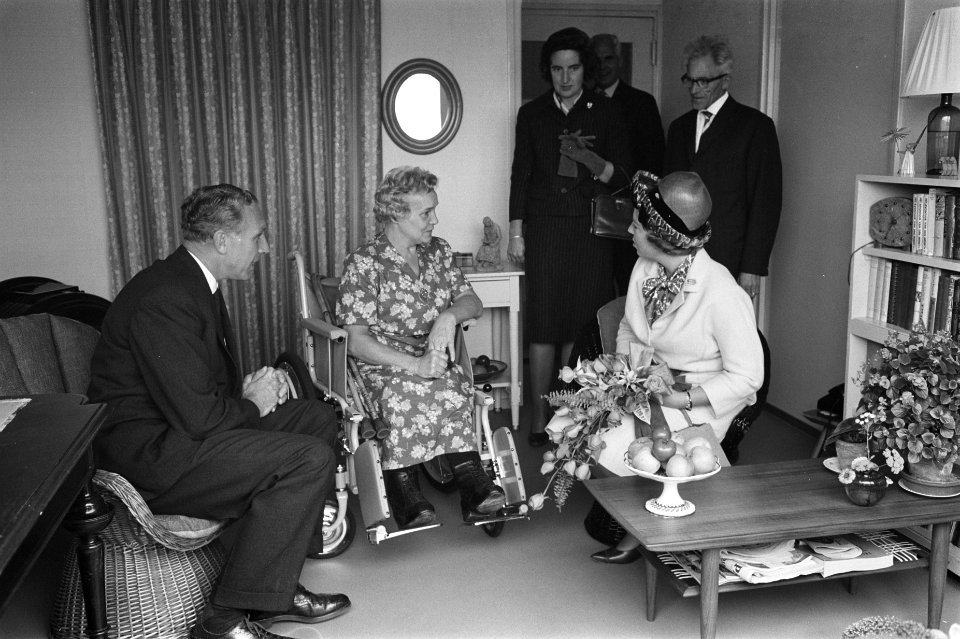Prinses Beatrix bracht een bezoek aan een woning voor polio-patienten, vlnr , Bestanddeelnr 914-2949