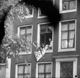 Prinses Beatrix en Claus bezoeken Amsterdam, het spandoe met Leve de Republiek, Bestanddeelnr 917-9324