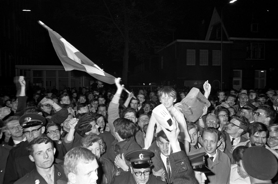 Prins geboren, met een grote Nederlandse vlag trok men do de straten, Bestanddeelnr 920-2755