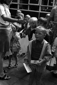 Prins Willem Alexander eerste dag naar Baarnse Montessori kleuterschool, Willem-, Bestanddeelnr 925-8217