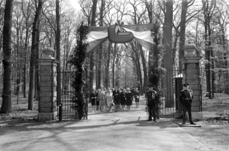 Prins geboren, mensen verlaten Kasteel Drakenstein na aanbieding geschenken, Bestanddeelnr 920-2778