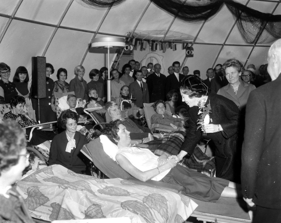 Prinses Beatrix bij het openen van paviljoen De Schelp te Scheveningen de prins, Bestanddeelnr 918-4990
