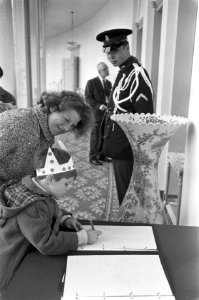 Prins geboren, tekenen felicitatie-register op Paleis Soestdijk, Bestanddeelnr 920-2775