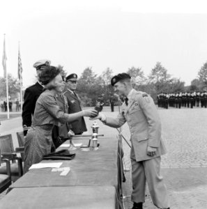 Prinses Beatrix bezoekt KMA te Breda, Prinses Beatrix onverhandigde chef dEquipe, Bestanddeelnr 916-8453