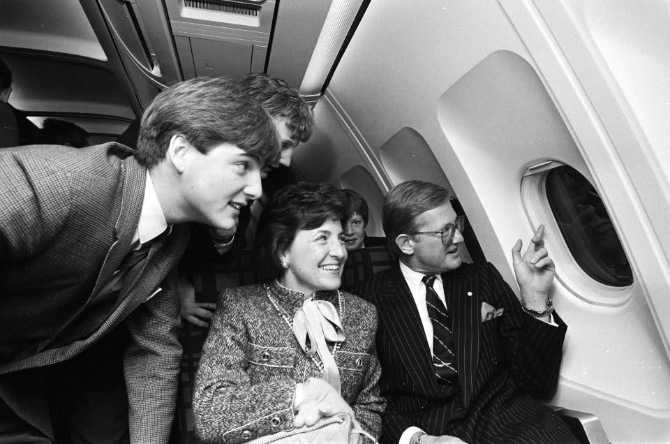 Prins Maurits (l.), Prinses Margriet (m.) en mr. Pieter van Vollenhoven (r.) kij, Bestanddeelnr 933-5266