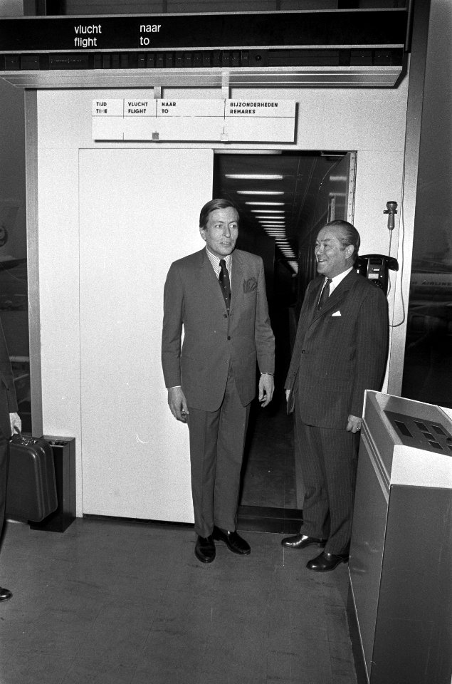 Prins Claus vertrekt aan hoofd van Nederlandse delegatie naar Tanzania, Schiphol, Bestanddeelnr 925-2087