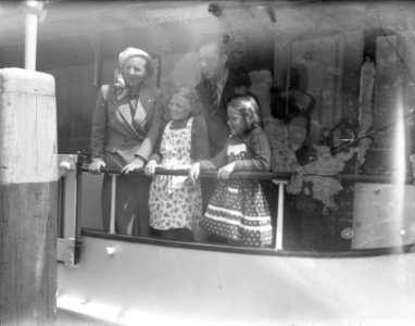 Prinselijke familie op Terschelling Prinselijke familie aan boord vlekkerig, Bestanddeelnr 902-8133