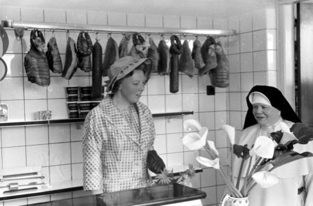 Prinses Beatrix bezoekt Limburg, Prinses Beatrix bezichtigt slagerswinkel, Bestanddeelnr 911-2265