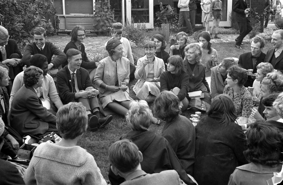 Prinses Beatrix bracht bezoek jeugdfestival Velp, thee drinken in de tuin, Bestanddeelnr 914-2454