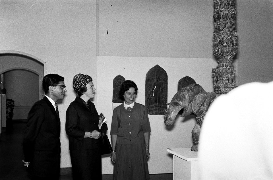 Prinses Beatrix bracht particulier bezoek aan het Centraal Museum te Utrecht Me, Bestanddeelnr 915-1205