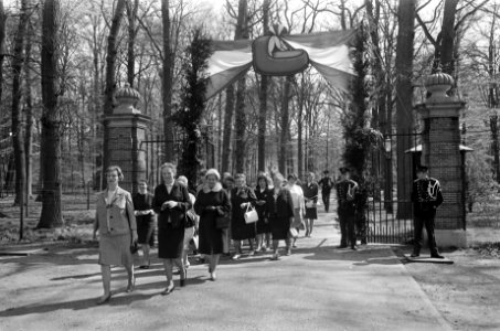 Prins geboren, mensen verlaten Kasteel Drakenstein na aanbieding geschenken, Bestanddeelnr 920-2777