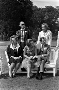 Prinses Beatrix en Claus von Amsberg , verloofde paar poseerde voor de fotografe, Bestanddeelnr 917-9108