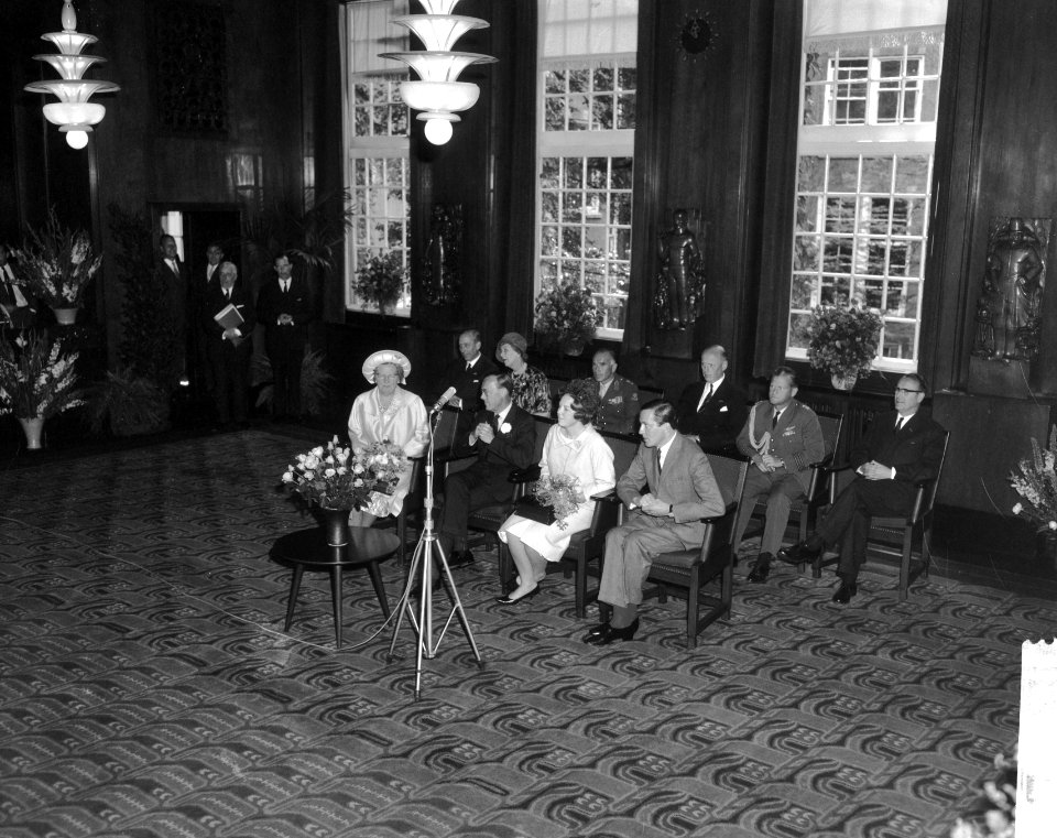Prinses Beatrix en Claus bezoeken Amsterdam, in de Raadszaal, Bestanddeelnr 917-9314