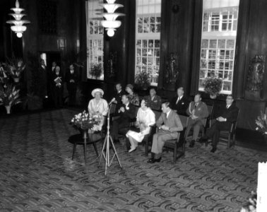 Prinses Beatrix en Claus bezoeken Amsterdam, in de Raadszaal, Bestanddeelnr 917-9314