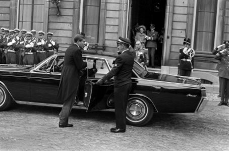 Prins Claus stapt in een auto na het verlaten van het paleis Lange Voorhout, Bestanddeelnr 921-6873