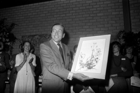Prins Claus reikt 2500ste diploma natuurgids uit in Soest Prins Claus krijgt , Bestanddeelnr 928-2549