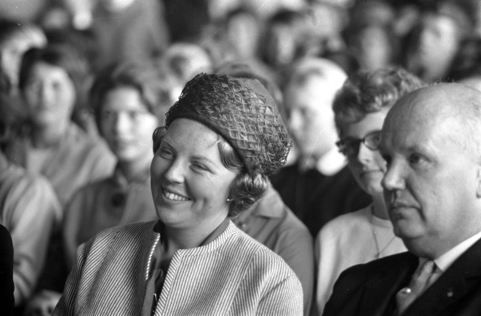 Prinses Beatrix bracht bezoek jeugdfestival Velp, prinses lacht, Bestanddeelnr 914-2443
