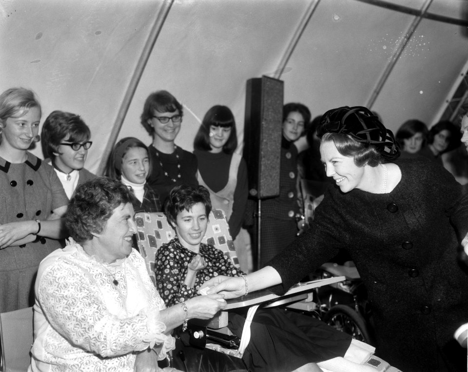Prinses Beatrix bij het openen van paviljoen De Schelp te Scheveningen de prins, Bestanddeelnr 918-4993