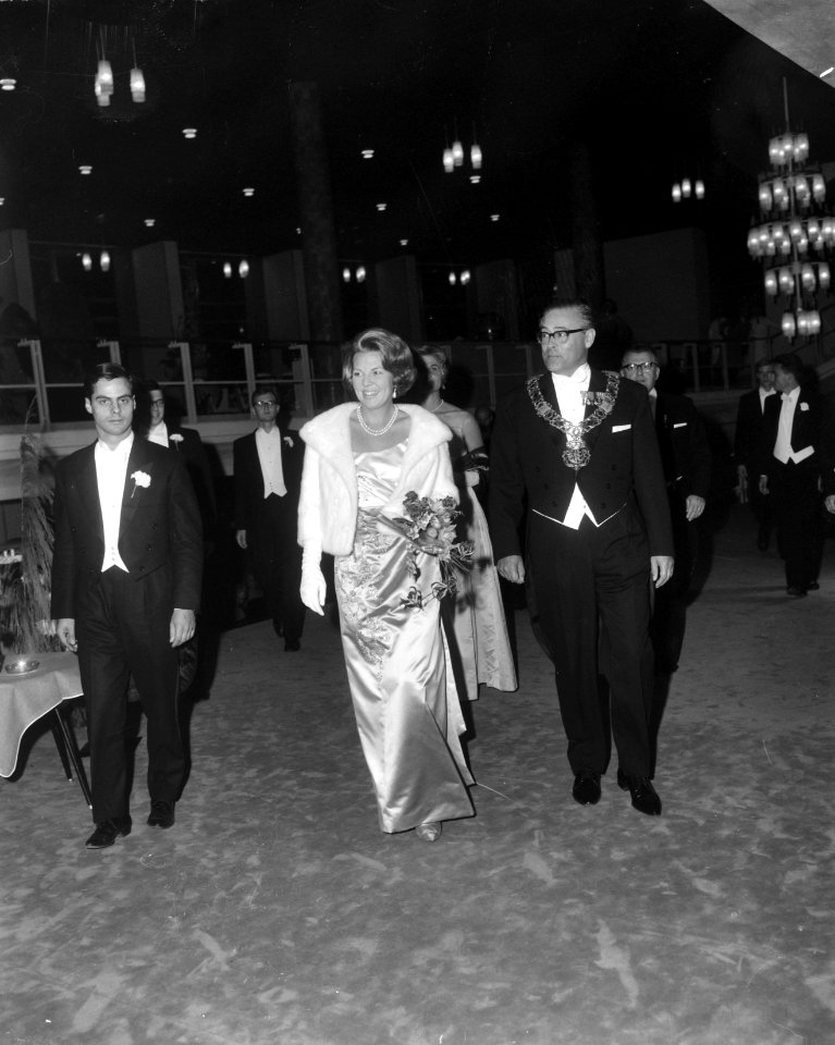 Prinses Beatrix bij opening nieuwe stadsschouwburg te Eindhoven, aankomst Prinse, Bestanddeelnr 916-9616