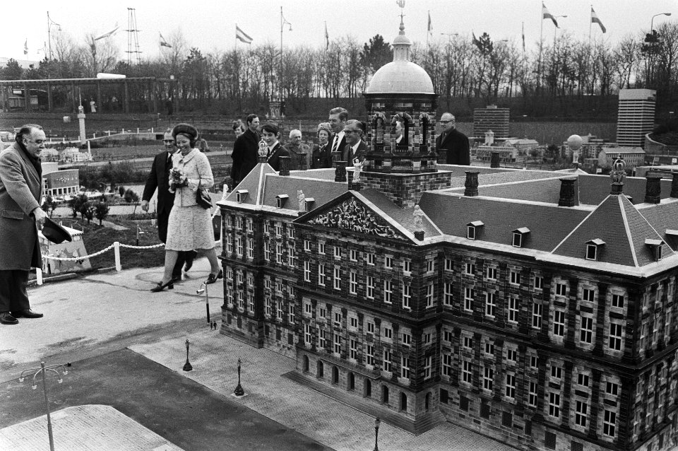Prinses Beatrix bij een model van het Paleis op de Dam, Bestanddeelnr 924-4089