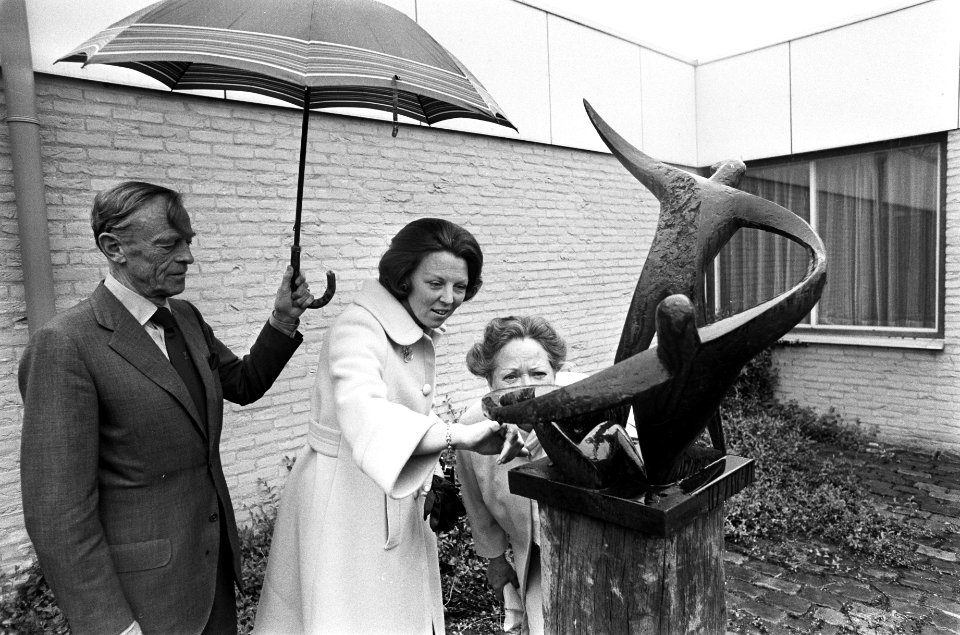Prinses Beatrix bij haar beeldje, links Hans Teengs Gerritsen 1907-1990, Bestanddeelnr 927-9094
