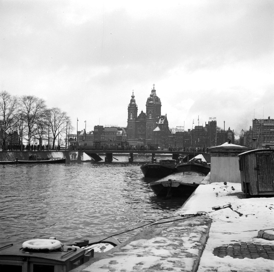Prins Hendrikkade gezicht op open Havenfront met brug op de achtergrond de Sin, Bestanddeelnr 254-3248