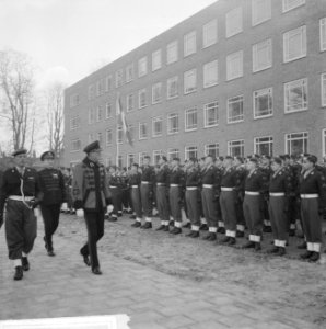 Prins opende Prins Bernhardpaviljoen op de KMA te Breda De Prins inspecteert de, Bestanddeelnr 915-9510