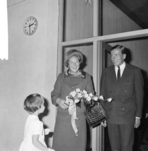 Prinses Beatrix en Claus brachten bezoek aan Den Haag , Jacqueline geeft prinses, Bestanddeelnr 918-1596