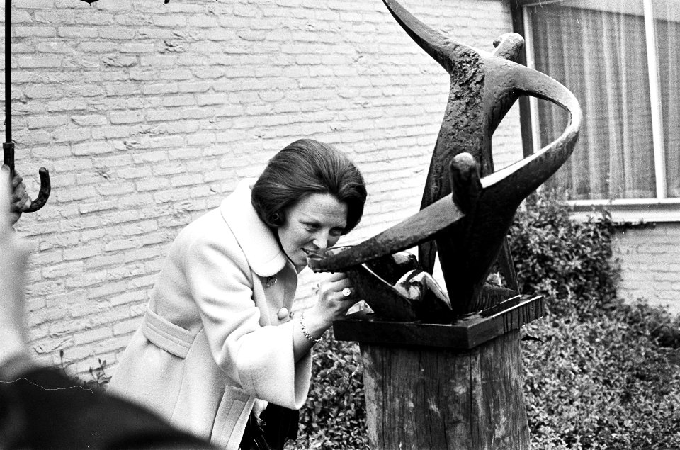 Prinses Beatrix bij haar beeldje, Bestanddeelnr 927-9093