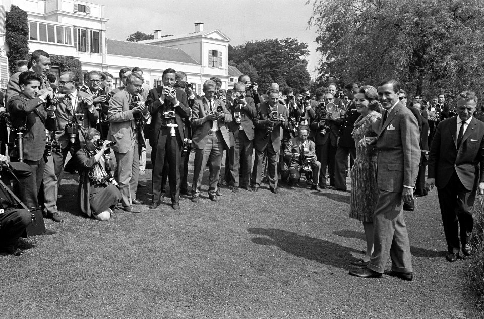 Prinses Beatrix en Claus von Amsberg , verloofde paar poseerde voor de fotografe, Bestanddeelnr 917-9107